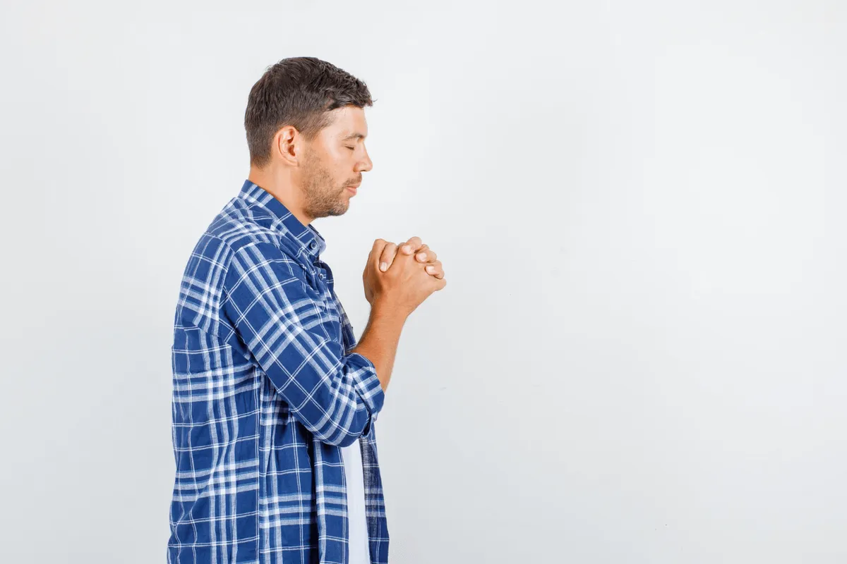 Persona reflexionando sobre creencias limitantes y potenciadoras durante una sesión de autoconocimiento y desarrollo personal.