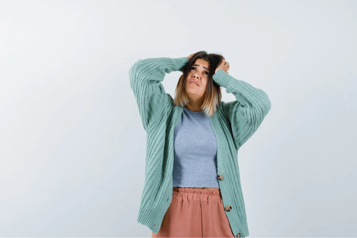 Persona agotada emocionalmente descansando con expresión reflexiva