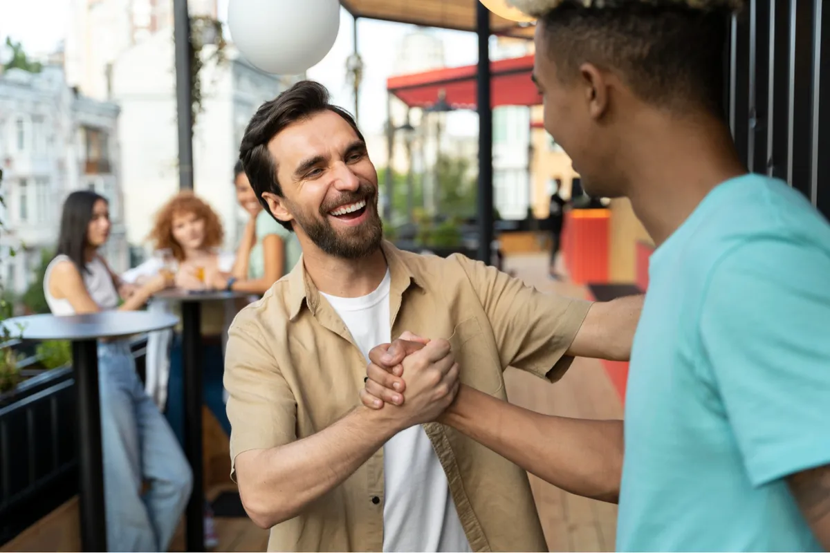 Persona expresando límites en una conversación respetuosa