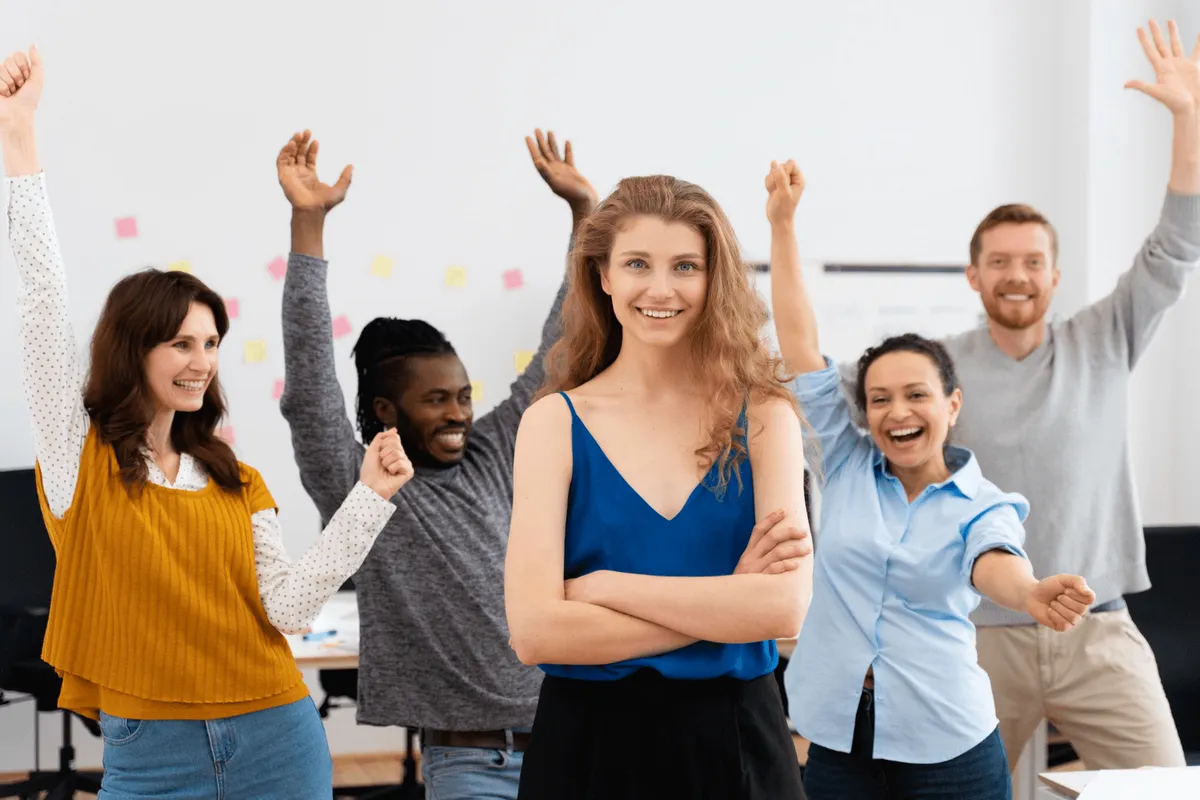 Persona escribiendo frases motivadoras en un cuaderno en su escritorio de trabajo