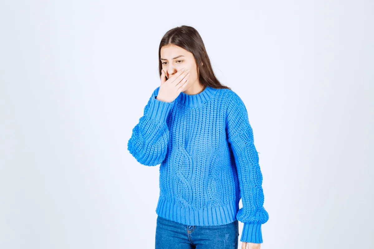 Persona con malestar estomacal por ansiedad sosteniendo su abdomen