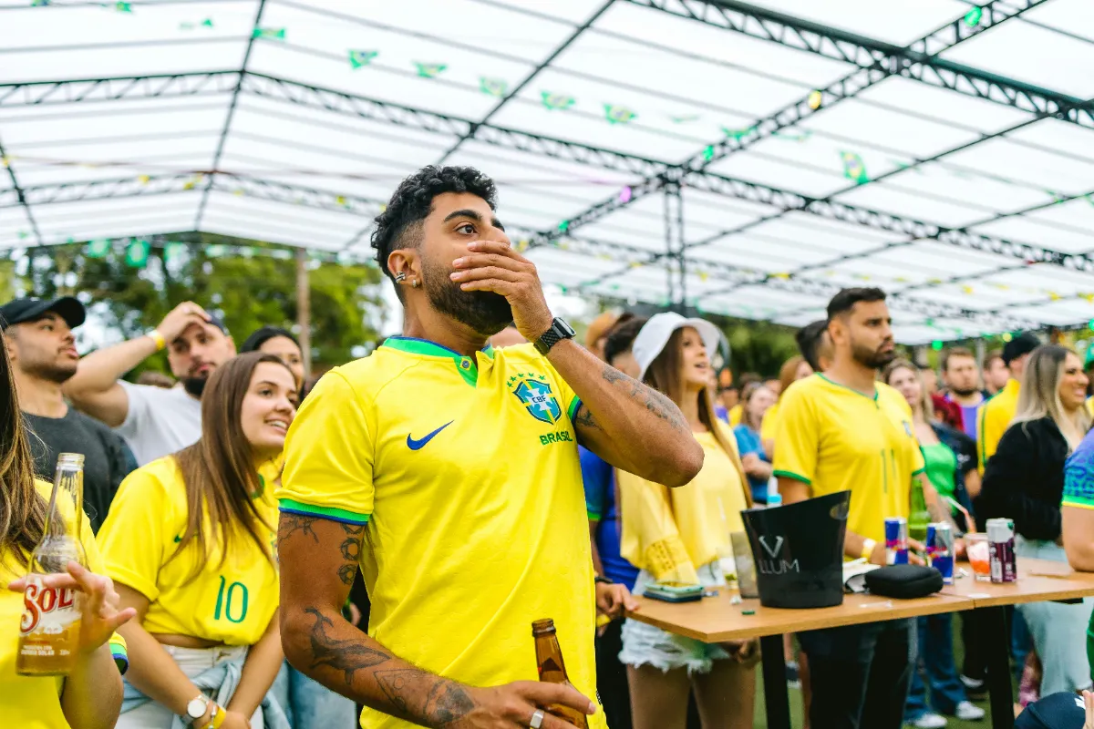 Aficionado en estadio de fútbol con gesto de tristeza y frustración tras derrota histórica