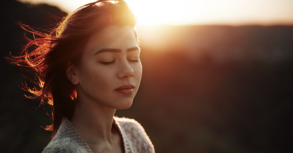 Mujer con ansiedad analizando profundamente como mejorar su vida