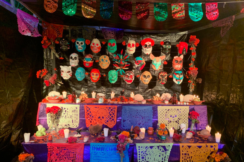 altares-de-muertos-en-la-oficina