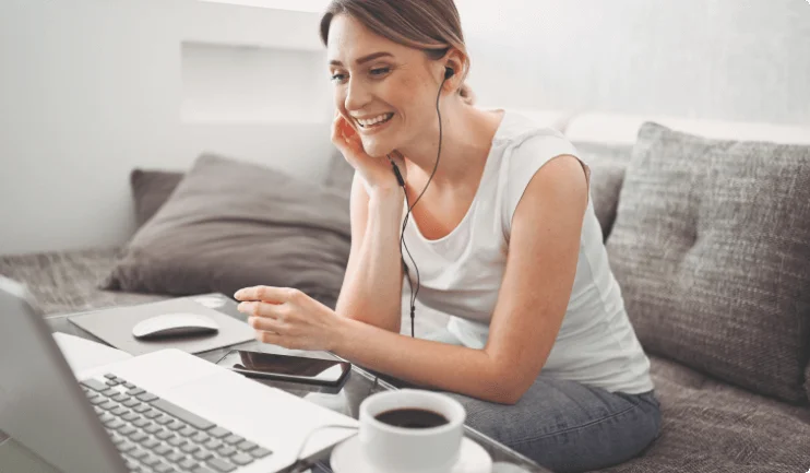 mujer tomando una sesión online