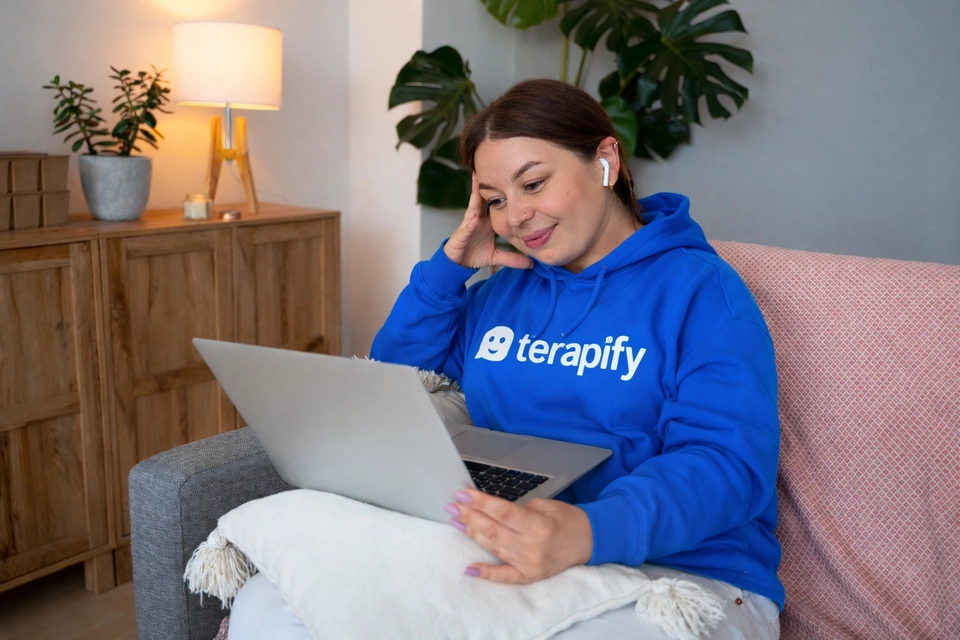 Persona tomando terapia psicológica en línea por videollamada en Terapify