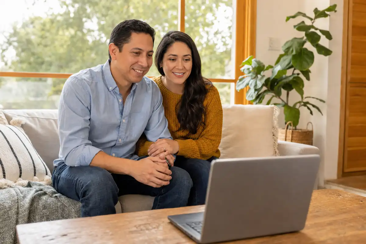 Pareja en una sesión de terapia de pareja online en español desde su casa