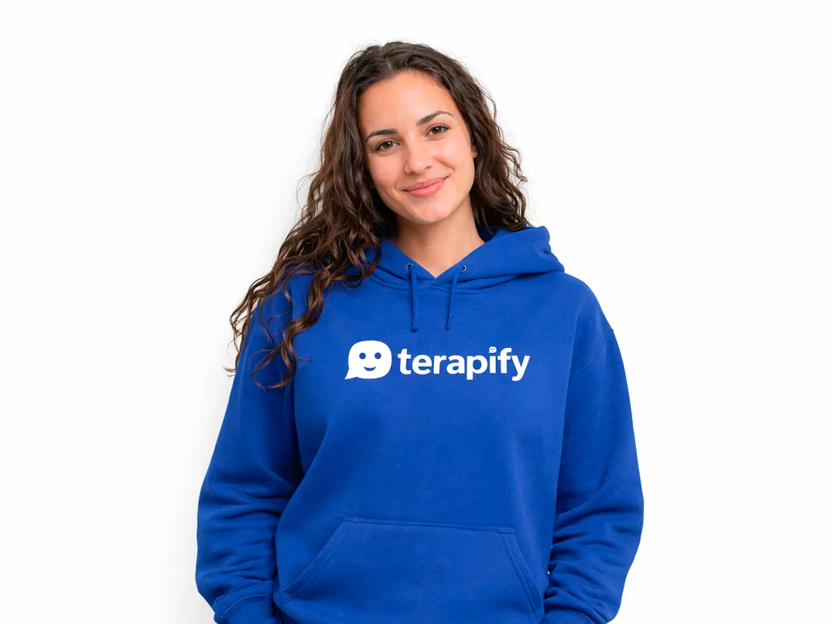 Persona en sesión de terapia por videollamada con un psicólogo en línea