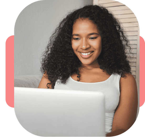 mujer joven tomando su terapia psicológica online