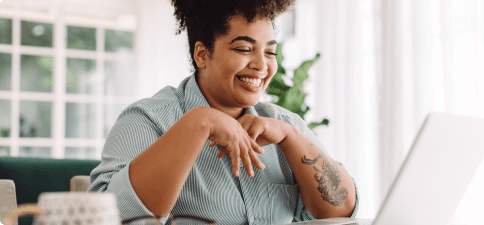 Mujer leyendo opiniones de psicólogos en línea en Terapify Mujer leyendo opiniones de psicólogos en línea en Terapify